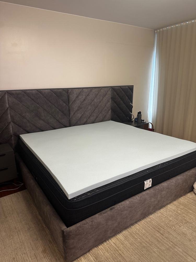 SleepFoam sobre una cama con respaldo gris