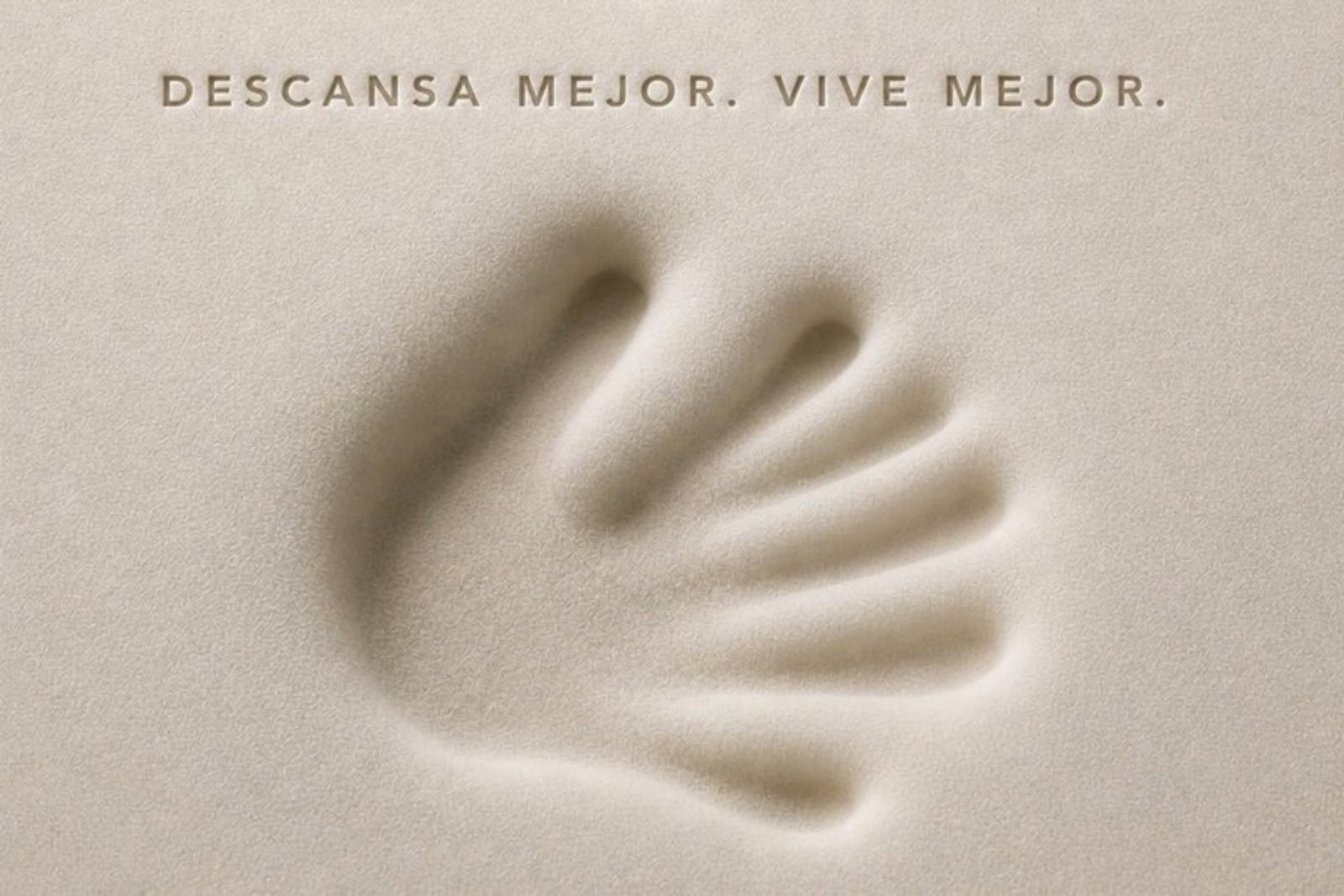 Huella de una mano hundida en el memory foam